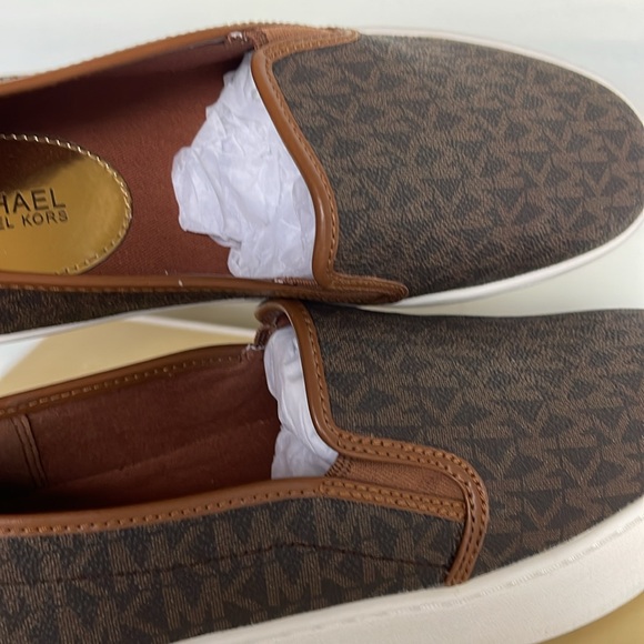 Michael Kors TEDDI SLIP ON
MK SIGNATURE SM
Platforms - Sneakers - Picture 14 of 16